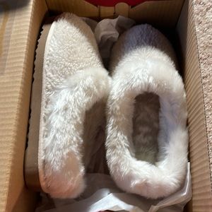 NWT cream thick warm faux fur slippers cruelty free 5 fits size 6 too